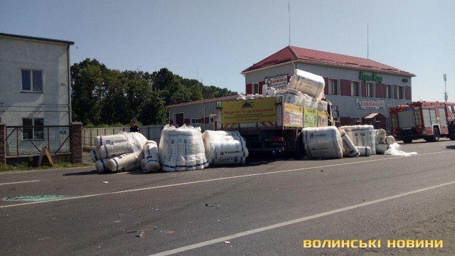 Біля Луцька фура з мінватою врізалась у мікроавтобус