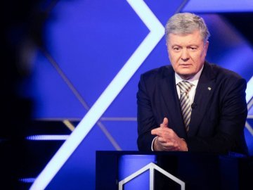 Не випустили за кордон: Порошенко вимагає у прикордонників 500 тисяч компенсації