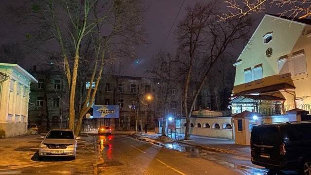 У Харкові біля консульства РФ розмістили банер із зображенням Криму та написом «Крадене»