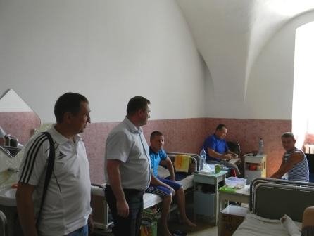 Волинські посадовці «проінспектували» госпіталь, де лікуються солдати. ФОТО
