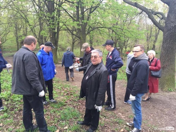 Депутати Луцькради вийшли на генеральне прибирання. ФОТО. ВІДЕО