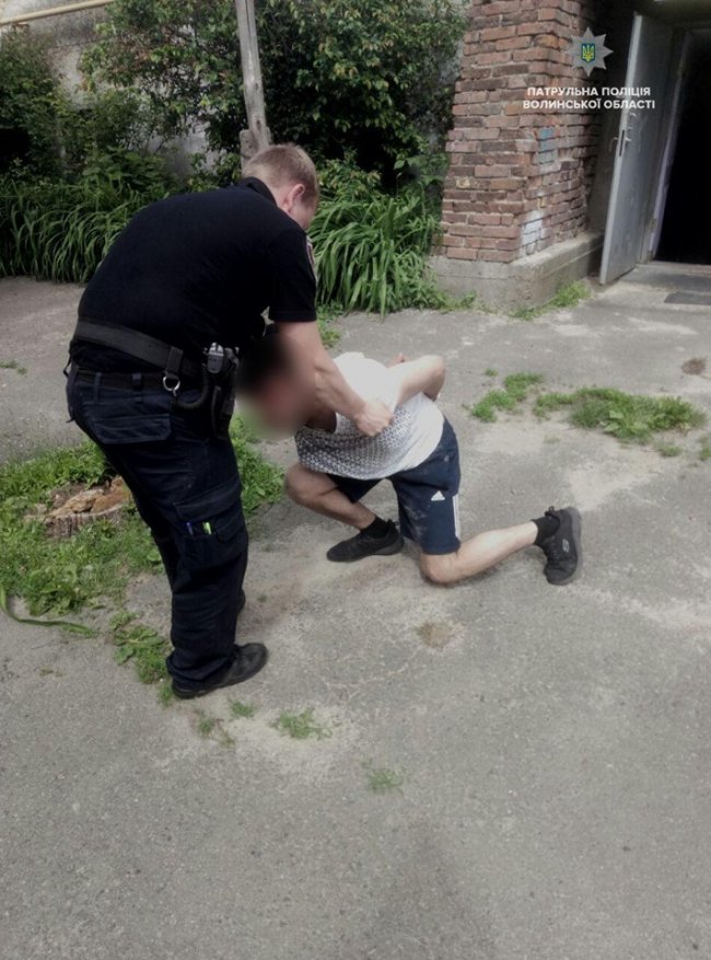 У Луцьку п'яний дебошир каменем побив автомобіль патрульних. ФОТО