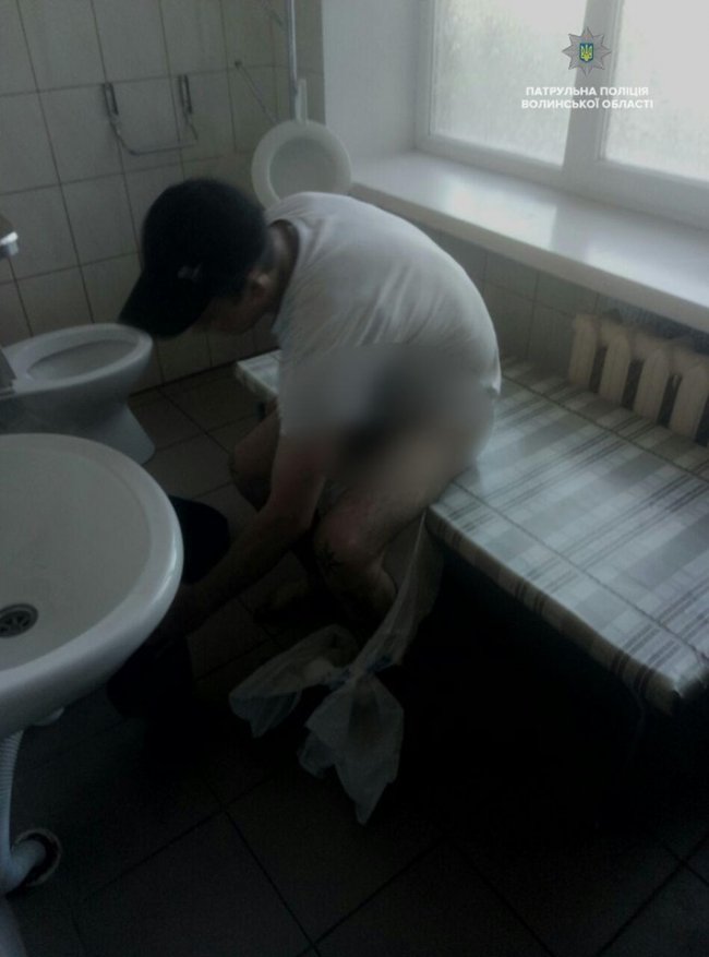 У Луцьку п'яний дебошир каменем побив автомобіль патрульних. ФОТО