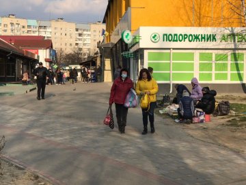 Карантин у Луцьку: люди влаштували стихійну торгівлю. ФОТО