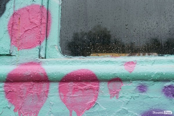 У Луцьку «вандали» розмалювали дитячий поїзд. ФОТО