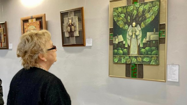 Полотна з ангелами: волинська художниця представила виставку на релігійну тематику