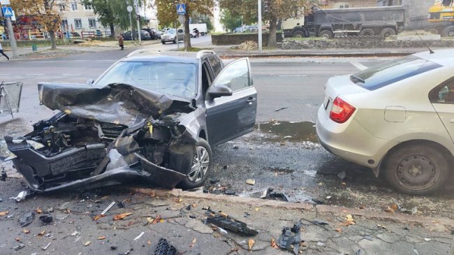 В аварії на проспекті Відродження у Луцьку травмувалися троє людей, серед них –  шестирічна дитина