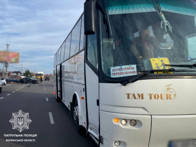 У Луцьку легковик врізався в автобус
