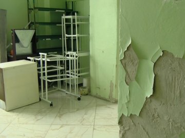 Стеля в грибку, стіни полущилися: мешканців волинського міста обслуговують в зруйнованій амбулаторії. ВІДЕО