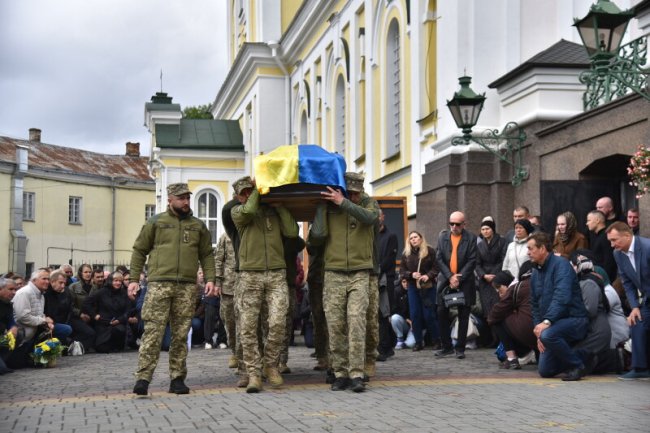 «Найбільше боявся втратити когось зі своїх хлопців»: у Луцьку попрощалися із 26-річним Героєм Денисом Жуком