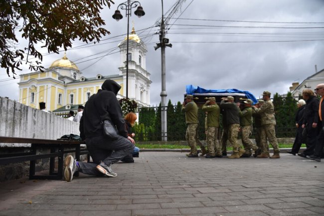 «Найбільше боявся втратити когось зі своїх хлопців»: у Луцьку попрощалися із 26-річним Героєм Денисом Жуком