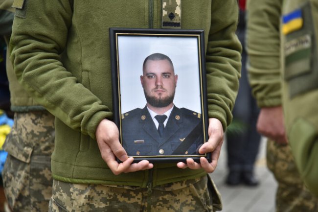 «Найбільше боявся втратити когось зі своїх хлопців»: у Луцьку попрощалися із 26-річним Героєм Денисом Жуком