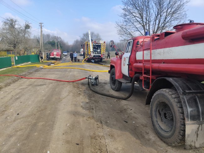 На Волині горіли автомобіль та два будинки: жінку з опіками госпіталізували до лікарні