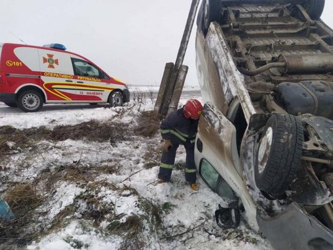 На Волині рятувальники витягали з кюветів бус і BMW