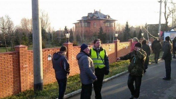 Як пікетували маєток Пшонки. ФОТО