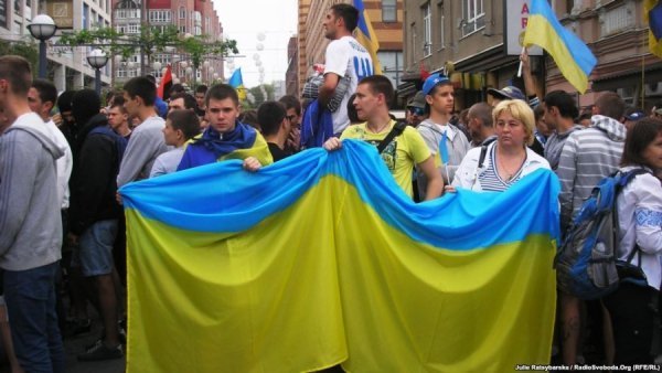 У Дніпропетровську тисячі людей взяли участь у «марші у вишиванках», 4 травня 2014 року