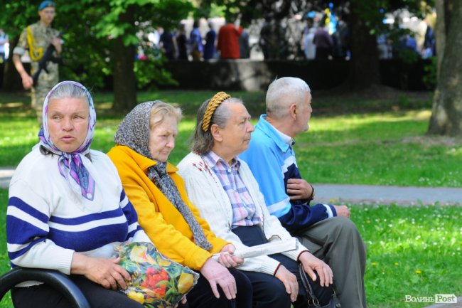 З маками і трояндами: у Луцьку відзначили річницю перемоги над нацизмом. ФОТО
