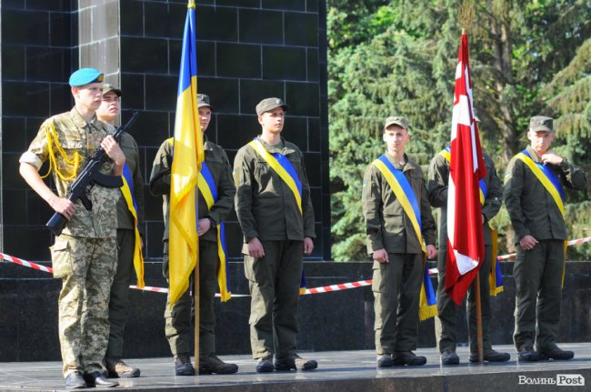 З маками і трояндами: у Луцьку відзначили річницю перемоги над нацизмом. ФОТО