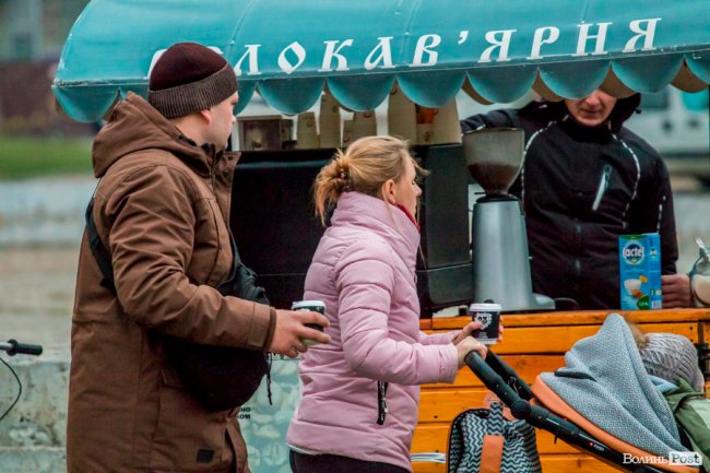 Кавовий Луцьк: як мешканці міста рятуються від холоду. ФОТО