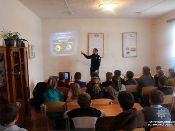 Волинські копи розповіли школярам, як протистояти булінгу. ФОТО
