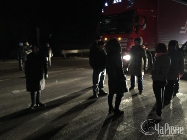 Рівняни перекрили міжнародну трасу з вимогою врятувати бійців біля Дебальцево. ФОТО