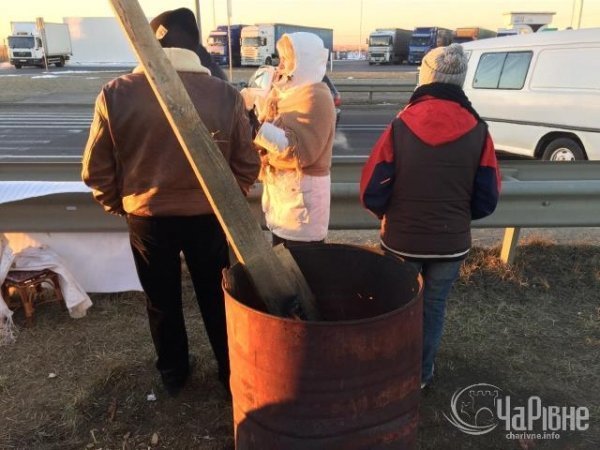 Рівняни перекрили міжнародну трасу з вимогою врятувати бійців біля Дебальцево. ФОТО