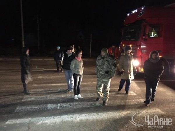 Рівняни перекрили міжнародну трасу з вимогою врятувати бійців біля Дебальцево. ФОТО
