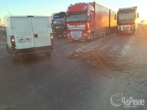 Рівняни перекрили міжнародну трасу з вимогою врятувати бійців біля Дебальцево. ФОТО