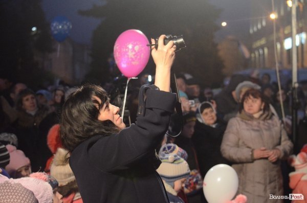 У Луцьку запалили новорічну ялинку. ФОТО