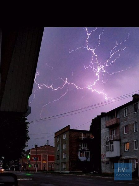 Опублікували вражаючі світлини грози над Нововолинськом
