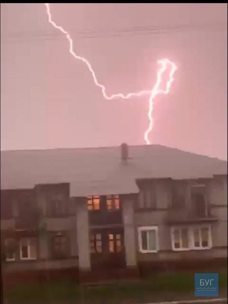 Опублікували вражаючі світлини грози над Нововолинськом