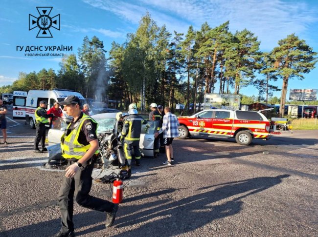 На Волині – смертельна ДТП: водія деблокували рятувальники