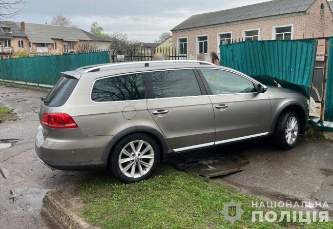 На Волині легковик збив жінку на тротуарі і врізався у паркан