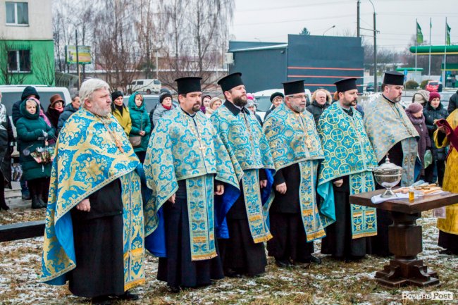 У Луцьку освятили хрест під будівництво дитячої церкви. ФОТО