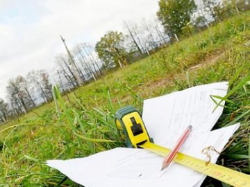 Жінка незаконно спорудила дві будівлі на самовільно захопленій землі у Зміїнці