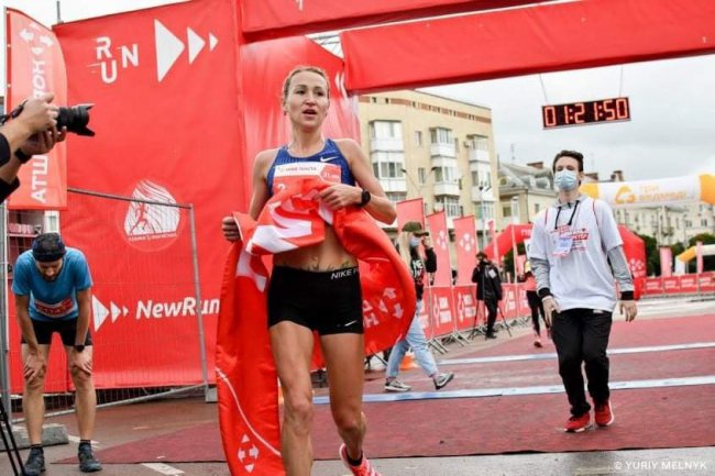 Перша з двох тисяч: волинська легкоатлетка перемогла на змаганнях у Польщі. ФОТО