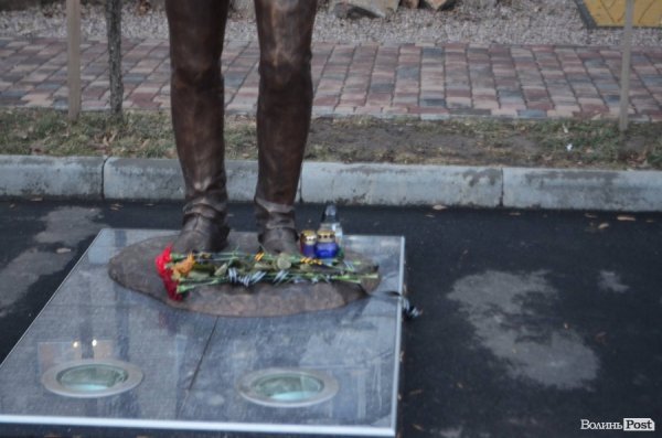 До монумента Кузьми Скрябіна лучани несуть квіти. ФОТО