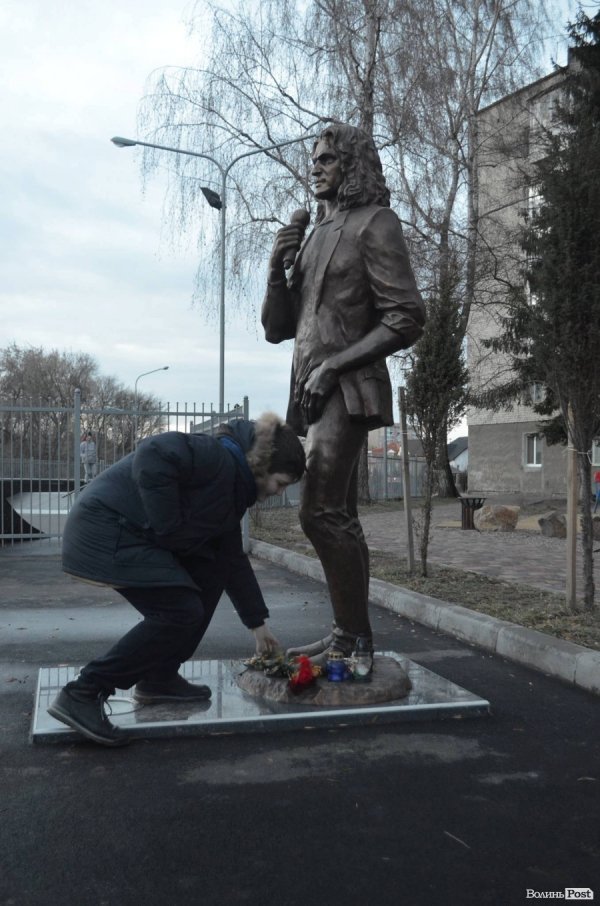 До монумента Кузьми Скрябіна лучани несуть квіти. ФОТО