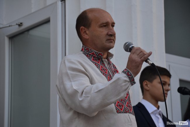 Каша та вишиті рушники: Перший дзвоник у школі №5