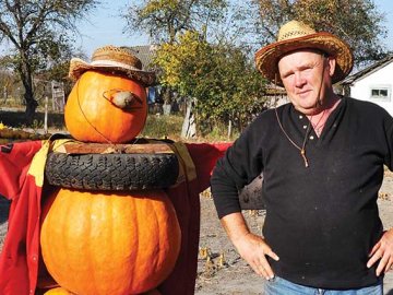 На городі волинянина «виріс» гарбузовий пан. ФОТОФАКТ