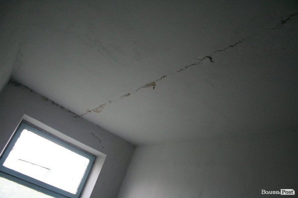 У стінах більшають тріщини, – мешканці будинку з обвалом. ФОТО