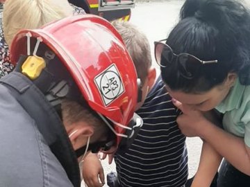 У Луцьку дитина застрягла в каналізаційній решітці 