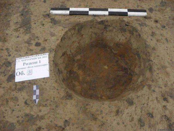 Біля монастиря знайшли гільзи, кулі та монети