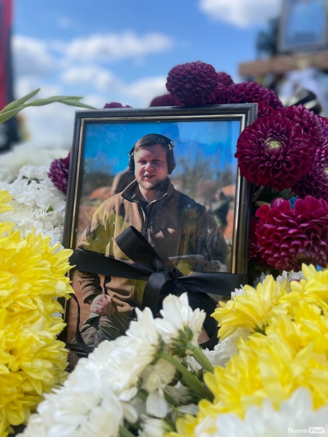 Героїчно загинув – врятувавши побратиму життя: у Луцьку попрощалися з 31-річним  Романом Самусіком. ФОТОРЕПОРТАЖ