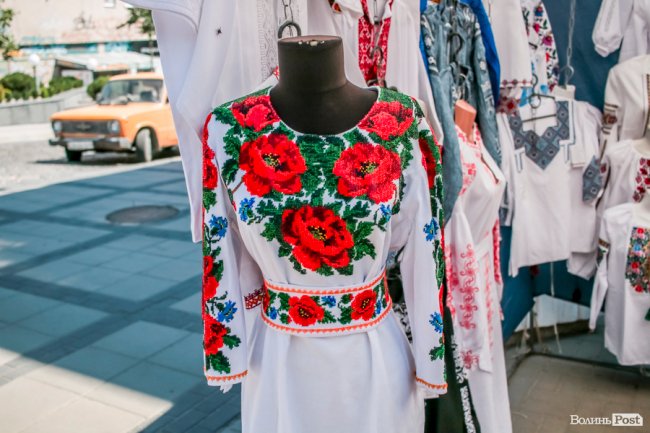 Народні розваги і море людей: в центрі Луцька «гуляє» етнофестиваль. ФОТО 