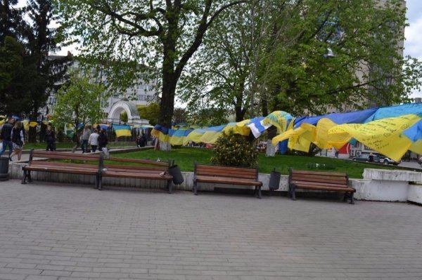 На Театральному майдані Луцька відбувається акція єднання «Велика українська хода». ФОТО