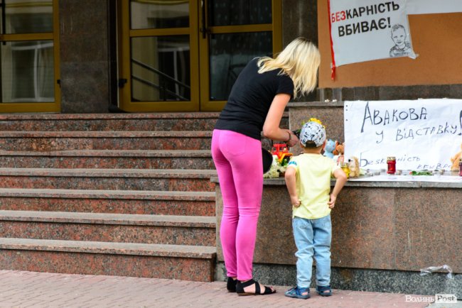 «Безкарність вбиває»: лучани влаштували мітинг біля управління поліції через смерть 5-річного хлопчика