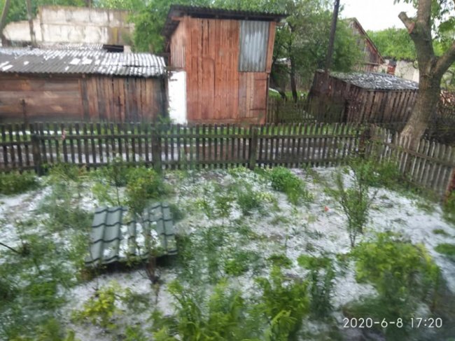 У районі на Волині випав сильний град, побив усю городину. ФОТО