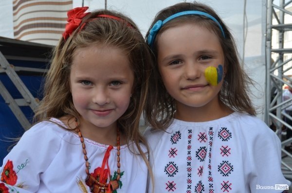 Лучани у вишиванках вибудували ключик від міста. ФОТО