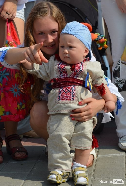 Лучани у вишиванках вибудували ключик від міста. ФОТО
